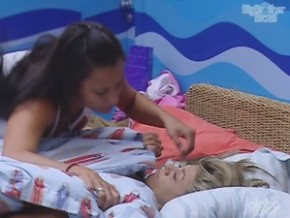 Fabiana e Kelly despertam no Quarto Praia.(Imagem:Reprodução)