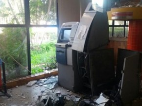 Caixa eletrônico ficou totalmente destruído.(Imagem:Dilvulgação/ Polícia Militar)