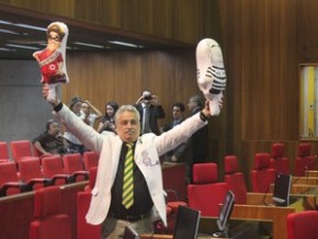 Deputado Robert Rios participa de manifestação no plenário da Assembleia.(Imagem:Fernando Brito/G1)