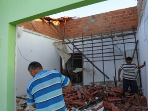 Família escapa sem ferimentos de desabamento de teto de casa em Floriano.(Imagem:Piauinoticias)