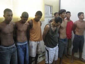Polícia apresenta suspeitos presos na operação no domingo na Favela de Antares.(Imagem:Thamine Leta/G1)