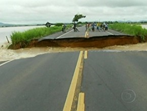 Uma cratera de 20 metros se abriu na Rodovia BR-356. (Imagem:Divulgação)