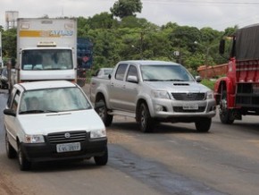 Motorista se arrisca na faixa contrária para desviar de buraco na BR-316.(Imagem:Fernando Brito/G1)