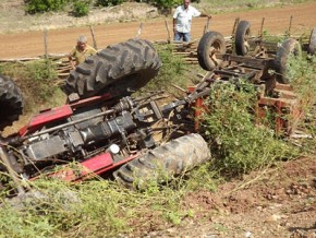 Trator capota e deixa jovem ferido em Caxingó.(Imagem:Divulgação)