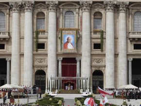Retrato de João Paulo II é exposto na fachada da basílica de São Pedro, no Vaticano, durante cermônia.(Imagem:Andrew Medichini / AP)
