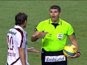 Autor do gol da vitória do Flu, Rafael Moura não consegue pegar a bola com o árbitro e apela até para a federação. (Imagem:Divulgação)