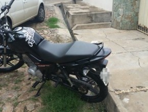 Motocicleta usada nos assaltos.(Imagem:Divulgação/PM)
