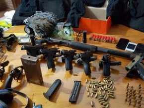 Coletes, armas e munições foram apreendidos com a quadrilha.(Imagem:Divulgação/ Polícia Civil)