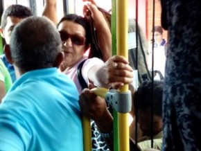 Após espera de 50 minutos, usuários brigam para entrar em ônibus.(Imagem:Reprodução do vídeo)