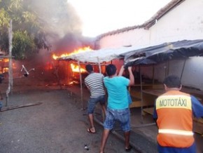 Populares tentam apagar fogo em mercado.(Imagem:Klebert de Oliveira/ Revista AZ)