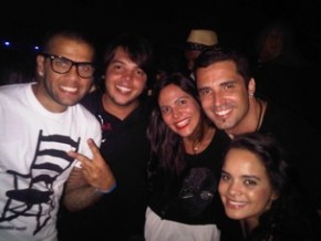 Daniel Alves e Carol Macedo com Latino e amigos no show.(Imagem:Divulgação)