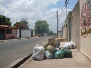 Lixo se acumula em calçadas após garis deflagrarem greve em Teresina.(Imagem:Divulgação)