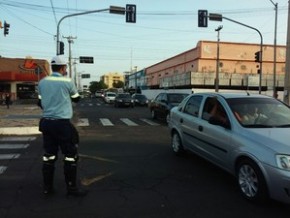 Agentes de trânsito estiveram na via para controlar o tráfego do local.(Imagem:Foto: Fernando Brito/G1)