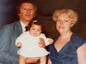 Maria em seu batizado, com os pais Vicente e Alicia (Imagem:(arquivo pessoal))