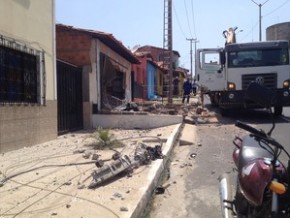 Poste ficou destruído após choque e parte das zonas Norte e Leste ficaram sem energia.(Imagem:Juliana Barros / G1)