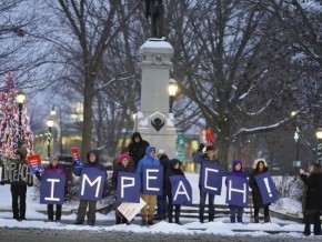 Em pequeno número, manifestantes pedem impeachment de Donald Trump em Pittsfield, Massachussets(Imagem:Ben Garver/The Berkshire Eagle via AP)