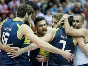 Jogadores se abraçam após reação: vitória de virada por 3 sets a 1.(Imagem:Divulgação)