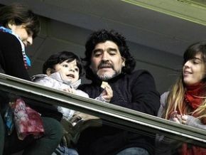 Maradona não gosta da atitude de Neymar e diz que o brasileiro é mal educado(Imagem:AP.)