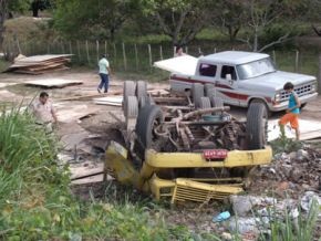 Caminhão vira e motorista sai ferido(Imagem:Zé Lula/Cidadeverde)