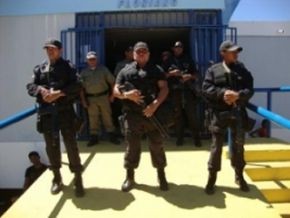 Polícia militar garante a ordem durante o movimento dos sem-tetos(Imagem:Temístocles Filho)