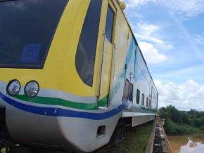 Metrô volta a descarrilar em cima da ponte e passageiros ficam assustados(Imagem:Divulgação)