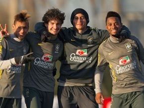 Neymar, Pato, Ganso e Robinho no treino da Seleção Brasileira.(Imagem:AP.)