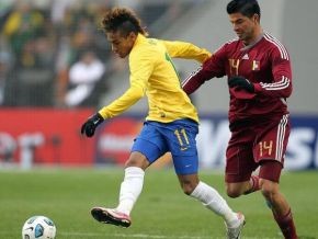 Neymar marcado em cima por Lucena durante o jogo contra Venezuela.(Imagem:Agência EFE)