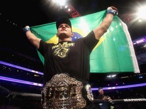 Júnior Cigano exibe a bandeira brasileira, já com o cinturão de campeão do UFC na cintura(Imagem:Getty Images)