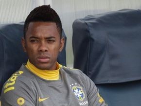 Robinho durante a partida entre Brasil e Paraguai, na qual ficou no banco.(Imagem:AP.)