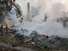 Incêndio em asilo na Ucrânia deixou pelo menos 16 pessoas mortas neste domingo (10)(Imagem:Emergency Situations Ministry, Pool / AP Photo)