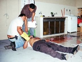 Perito Antônio Jacques e auxiliar de necropsia Geraldo observam o corpo do agente penitenciário José Euclides Alves Lima (detalhe) e apreendem arma usada nos crimes(Imagem:Jornal de Uberaba)