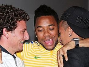 Robinho recepciona Elano e Neymar na chegada à Argentina.(Imagem:Rafael Ribeiro / CBF)