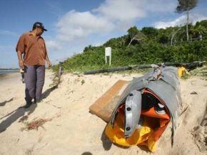 Destroço do helicóptero é encontrado na praia(Imagem:Joá Souza/Agência A Tarde/AE)