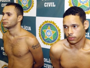 Dois bandidos que foram presos e levados para a 6ª DP, Renato da Costa Jr. e Bruno Silva de Lima.(Imagem:Fernando Quevedo / Agência O Globo)