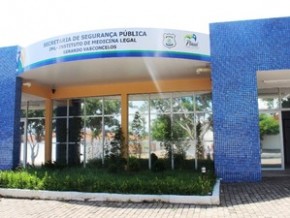 Corpo foi levado para exame cadavérico no IML de Teresina.(Imagem:Gil Oliveira/ G1)