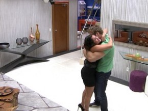Maria abraça Wesley ao saber que ganhou o prêmio(Imagem:Reprodução)