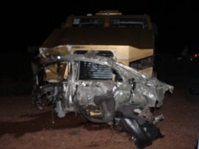 Parte do veículo de passeio ficou presa no carro-forte.(Imagem: Ellyo Teixeira/G1)