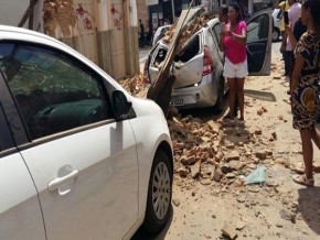 Casa abandonada desaba e atinge dois carros no Centro de Teresina.(Imagem:Cidadeverde.com)