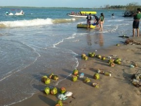 Sujeira toma conta de praia no Litoral do Piauí após o Carnaval.(Imagem: Ellyo Teixeira/G1)
