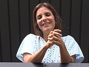 Ivete sorri e diz que se recupera bem no hospital.(Imagem:Reprodução/TV Bahia)