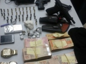 Dinheiro e arma encontrados com os suspeitos.(Imagem:Polícia Militar)