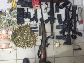 Polícia recupera armas de grosso calíbre, munição e dinheiro.(Imagem:Polícia Civil)