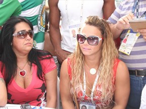 Viviane Araújo ao lado da presidente do Salgueiro, Regina Celi: sempre presente(Imagem:Divulgação)