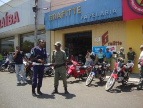 Policiais em Blitz no centro de Floriano(Imagem:redação)