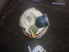 Celulares escondidos em bola de futebol. (Imagem: Divulgação/Sinpoljuspi)