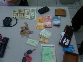 Drogas e dinheiro foram apreendidos com os suspeitos.(Imagem: Polícia Civil/Divulgação)