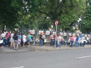 Enfermeiros fazem manifestação em frente ao Palácio de Karnak.(Imagem:Catarina Costa/G1)