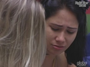 Jakeline e Renata conversam na sala.(Imagem:Reprodução)