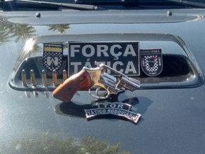 Arma usada em assalto foi encontrada com suspeito.(Imagem:Divulgação/ Polícia Militar)