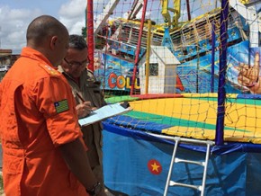 Bombeiros interditam parque de diversão que apresentava risco aos clientes.(Imagem:Cidadeverde.com)